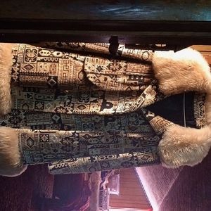 Vintage Country Pacer mid length coat, size 6-8. Faux fur collar& tail. Ex cond